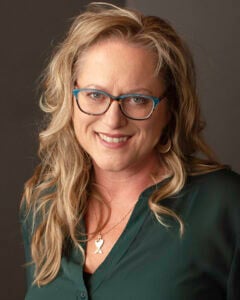 Lynda 2021 -headshot 1